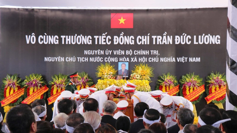 Gia đình cùng các đại biểu chứng kiến Đội nghi lễ tiến hành hạ huyệt linh cữu nguyên Chủ tịch nước Trần Đức Lương.