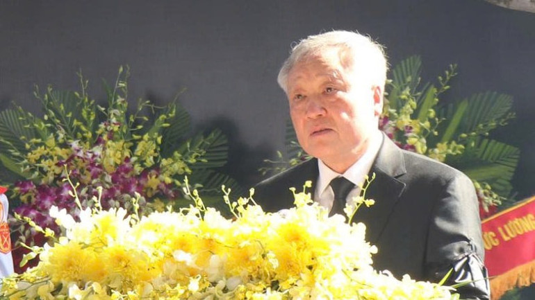 Đồng chí Nguyễn Hòa Bình, Ủy viên Bộ Chính trị, Phó Thủ tướng Thường trực Chính phủ phát biểu tại Lễ an táng nguyên Chủ tịch nước Trần Đức Lương.