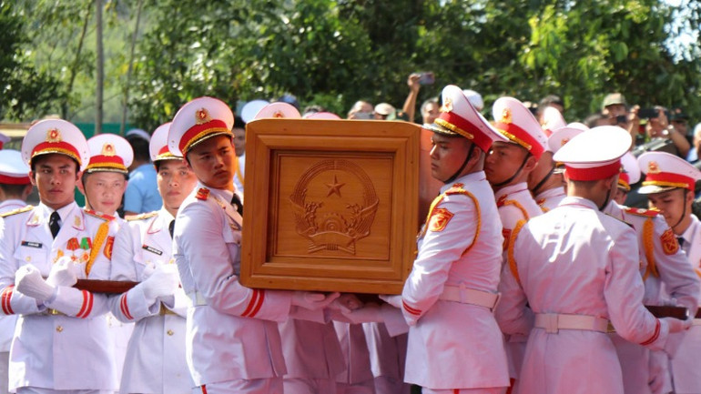 Đưa linh cữu nguyên Chủ tịch nước Trần Đức Lương vào nơi an táng Nghĩa trang quê nhà xã Phổ Khánh, thị xã Đức Phổ.