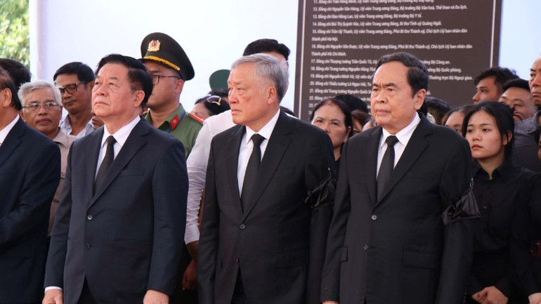 Các đồng chí lãnh đạo Đảng, Nhà nước và Quốc hội dự Lễ an táng nguyên Chủ tịch nước Trần Đức Lương.