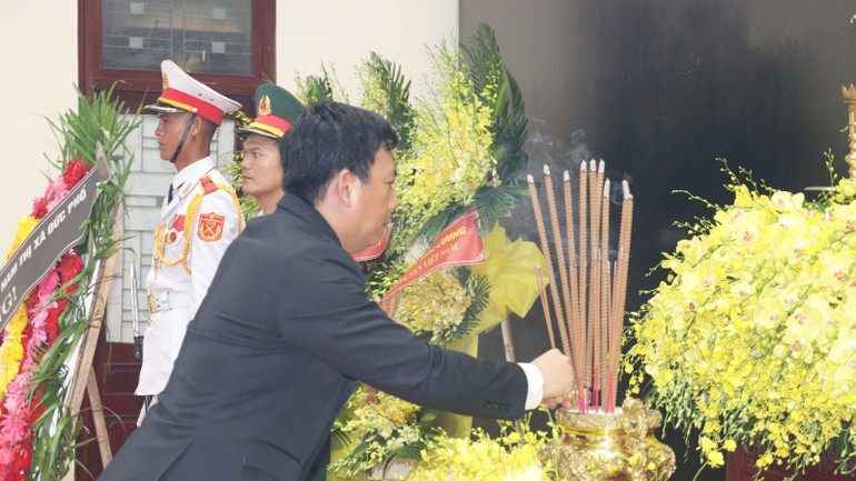 Đồng chí Nguyễn Xuân Văn, Phó Bí thư Thường trực Thị ủy, Chủ tịch Hội đồng nhân dân thị xã Đức Phổ thắp hương kính viếng nguyên Chủ tịch nước Trần Đức Lương.