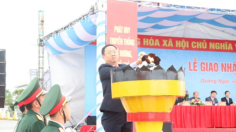 Bí thư Huyện ủy Sơn Tịnh Nguyễn Công Hoàng thắp lửa truyền thống.