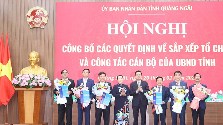 Lãnh đạo tỉnh Quảng Ngãi trao quyết định và tặng hoa chúc mừng tập thể lãnh đạo Sở Xây dựng.