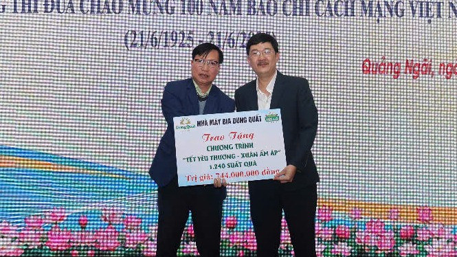 Nhà máy bia Dung Quất đồng hành với Báo Quảng Ngãi thực hiện chương trình "Tết yêu thương-Xuân ấm áp". Nhà máy bia Dung Quất đồng hành với Báo Quảng Ngãi thực hiện chương trình "Tết yêu thương-Xuân ấm áp".