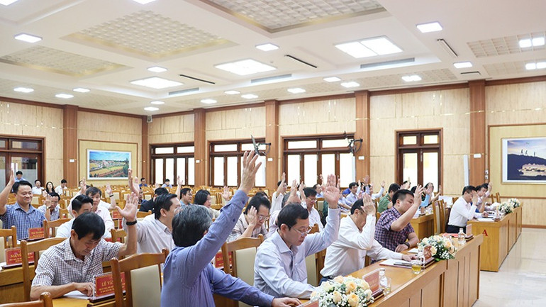 Các đại biểu biểu quyết thông qua đề án sắp xếp đơn vị hành chính cấp xã của tỉnh Quảng Ngãi năm 2025.