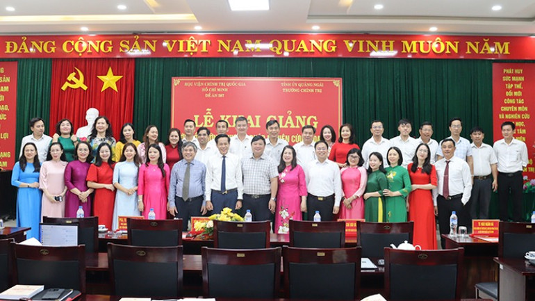 Các đại biểu và học viên lớp bồi dưỡng chụp ảnh lưu niệm.