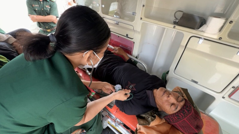 Quân y Bộ đội Biên phòng tỉnh Quảng Ngãi thăm khám sức khỏe cho ngư dân bị nạn.