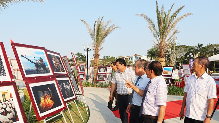 Qua các bức ảnh trưng bày tại triển lãm, công chúng yêu nghệ thuật cảm nhận lời lặng lẽ mà mặn nồng, thủy chung của đất và người Quảng Ngãi.