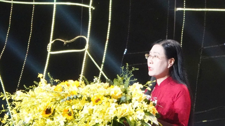 Bí thư Tỉnh ủy Quảng Ngãi Bùi Thị Quỳnh Vân trình bày diễn văn tại buổi lễ.