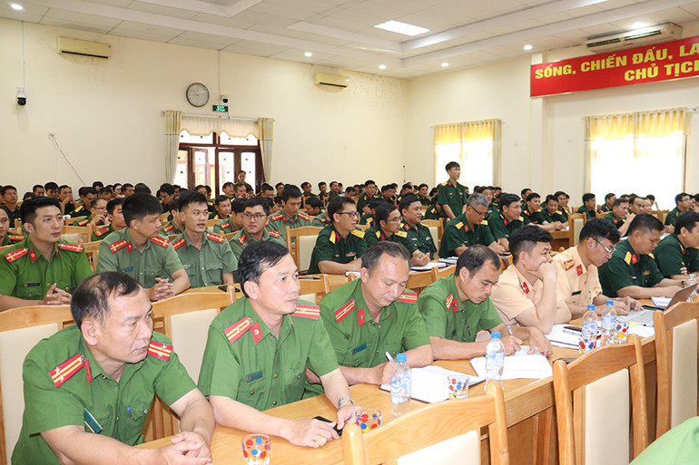 Cán bộ, chiến sĩ Lực lượng vũ trang tỉnh Quảng Ngãi tham gia buổi tiếp xúc cử tri chuyên đề.