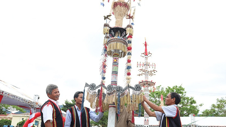 Nghệ thuật trang trí cây nêu thể hiện bản sắc văn hóa riêng biệt, mang đậm dấu ấn của cộng đồng dân tộc Co, huyện Trà Bồng.