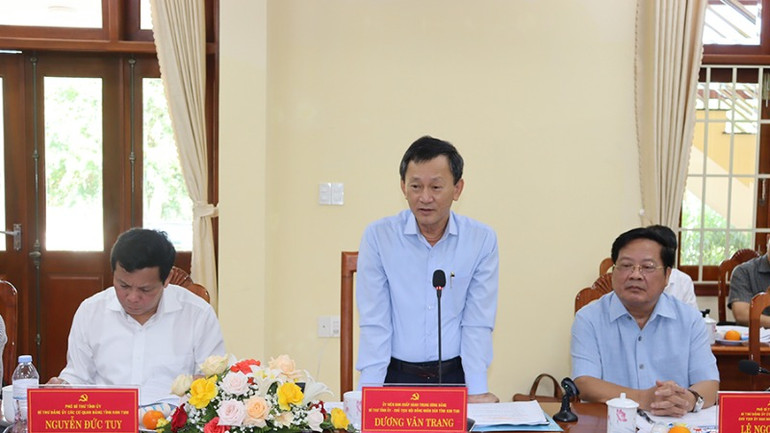 Đồng chí Dương Văn Trang, Ủy viên Trung ương Đảng, Bí thư Tỉnh ủy, Chủ tịch Hội đồng nhân dân tỉnh Kon Tum phát biểu tại hội nghị.