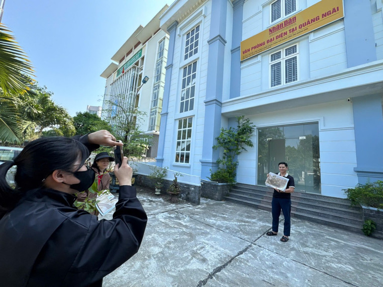 Chụp ảnh kỷ niệm tại Văn phòng đại diện Báo Nhân Dân tại Quảng Ngãi ngay sau khi được tặng phụ san.