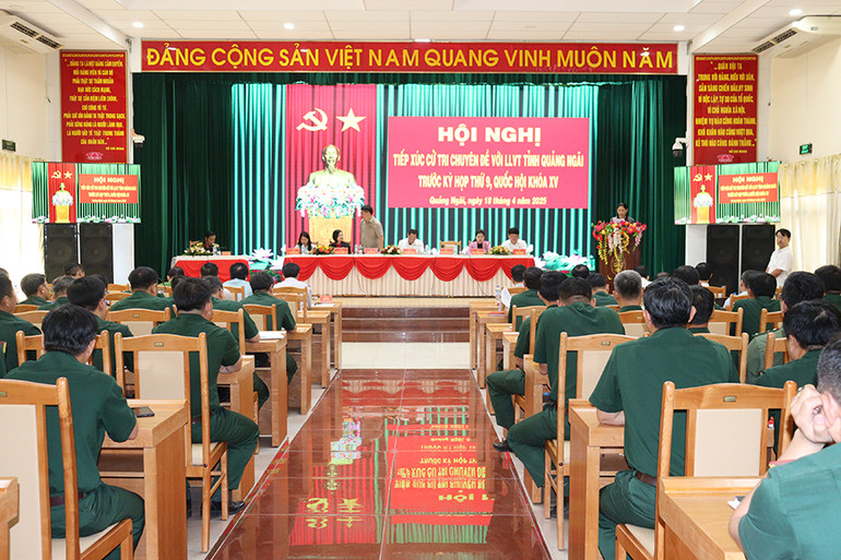 Quang cảnh buổi tiếp xúc cử tri.