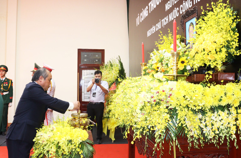 Đồng chí Trần Hoàng Tuấn, Ủy viên Ban Thường vụ Tỉnh ủy, Phó Chủ tịch Thường trực Ủy ban nhân dân tỉnh Quảng Ngãi thắp hương tại Lễ viếng nguyên Chủ tịch nước Trần Đức Lương.