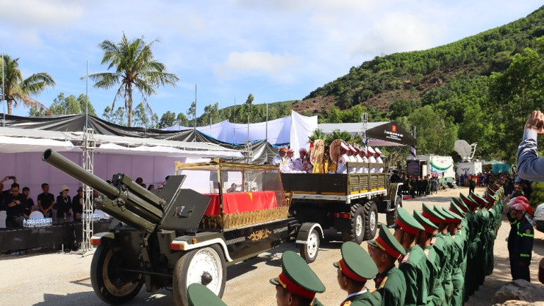 Linh xa đưa linh cữu nguyên Chủ tịch nước Trần Đức Lương về đến Nghĩa trang quê nhà tại xã Phổ Khánh, thị xã Đức Phổ.