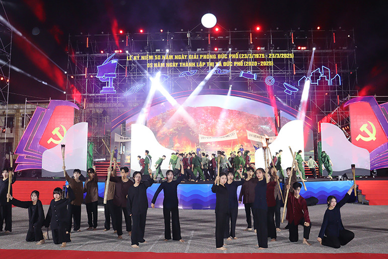 Sau phần lễ là chương trình nghệ thuật với chủ đề “Đức Phổ-vang mãi bản hùng ca”.