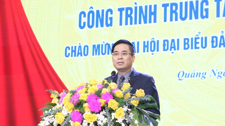 Chủ tịch Ủy ban nhân dân tỉnh Quảng Ngãi Nguyễn Hoàng Giang phát biểu tại lễ gắn biển công trình Trung tâm hội nghị và triển lãm tỉnh Quảng Ngãi.