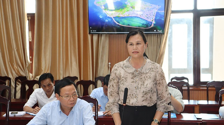 Chủ tịch Ủy ban nhân dân huyện Lý Sơn Phạm Thị Hương phát biểu tại buổi làm việc.