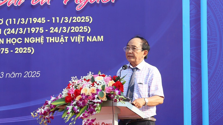 Tiến sĩ Nguyễn Đăng Vũ, Chủ tịch Hội Văn học Nghệ thuật tỉnh Quảng Ngãi phát biểu khai mạc triển lãm.