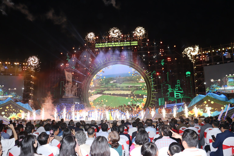 Kết thúc phần lễ là chương trình nghệ thuật chính luận đặc sắc với chủ đề “Quảng Ngãi-Đất Mẹ anh hùng”.