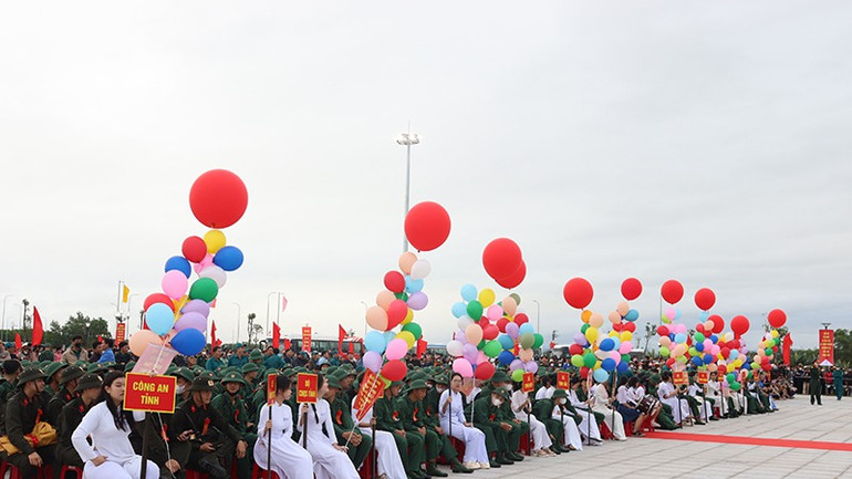 Quang cảnh giao nhận quân tại huyện Sơn Tịnh.