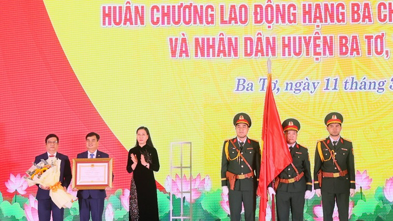Bí thư Tỉnh ủy Quảng Ngãi Bùi Thị Quỳnh Vân trao Huân chương Lao động hạng ba của Chủ tịch nước tặng thưởng Đảng bộ, chính quyền và nhân dân huyện Ba Tơ.