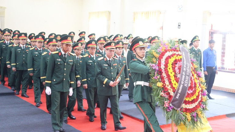 Đoàn đại biểu Ban Thường vụ Đảng ủy-Bộ Tư lệnh Quân khu 5 do Thiếu tướng Lê Ngọc Hải, Tư lệnh Quân khu 5 làm Trưởng đoàn kính viếng nguyên Chủ tịch nước Trần Đức Lương.