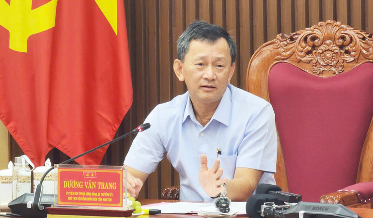 Đồng chí Dương Văn Trang, Ủy viên Trung ương Đảng, Bí thư Tỉnh ủy, Chủ tịch Hội đồng nhân dân tỉnh Kon Tum thảo luận tại Hội nghị. Đồng chí Dương Văn Trang, Ủy viên Trung ương Đảng, Bí thư Tỉnh ủy, Chủ tịch Hội đồng nhân dân tỉnh Kon Tum thảo luận tại Hội nghị.
