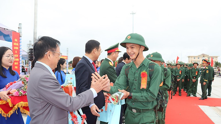 Lãnh đạo tỉnh Quảng Ngãi và huyện Sơn Tịnh tặng quà và hoa cho các tân binh trước khi lên đường nhập ngũ.
