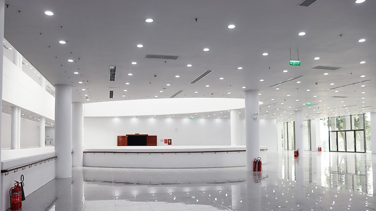 Công trình Trung tâm hội nghị và triển lãm tỉnh Quảng Ngãi có cảnh quan kiến trúc hài hòa, hạ tầng kỹ thuật đồng bộ, trang thiết bị, tiện nghi sử dụng hiện đại.