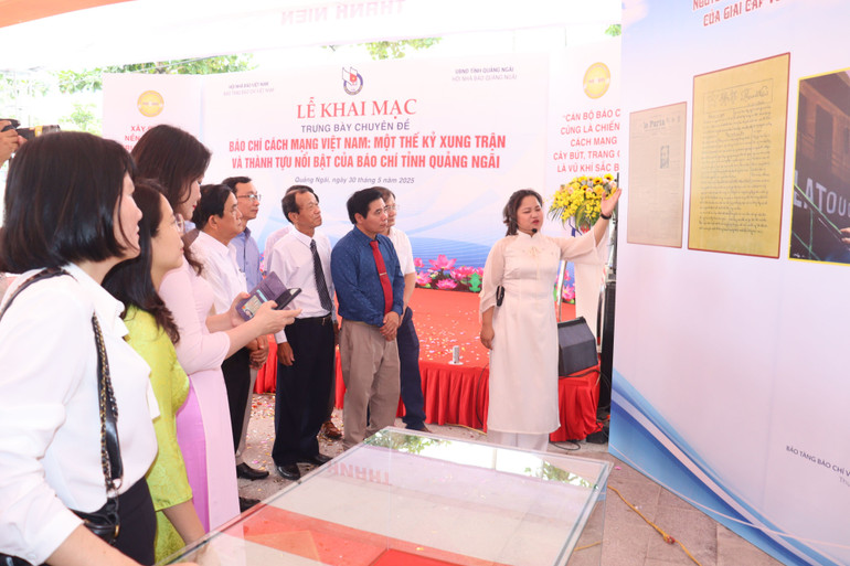 Các đại biểu nghe cán bộ Bảo tàng Báo chí Hội Nhà báo Việt Nam giới thiệu về lịch sử nền báo chí cách mạng Việt Nam.