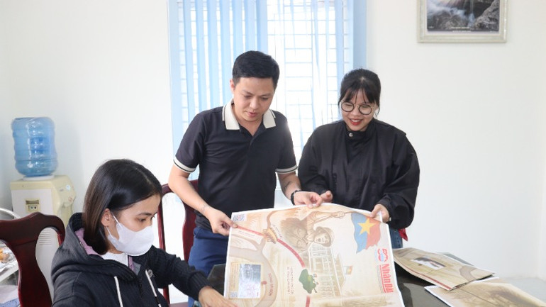 Cầm trên tay phụ san đặc biệt của Báo Nhân Dân, các bạn trẻ ở Quảng Ngãi đều hào hứng.