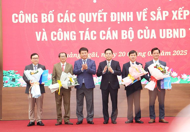 Lãnh đạo tỉnh Quảng Ngãi trao quyết định và tặng hoa chúc mừng tập thể lãnh đạo Sở Khoa học và Công nghệ.