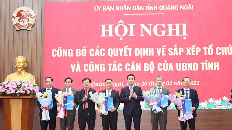 Lãnh đạo tỉnh Quảng Ngãi trao quyết định và tặng hoa chúc mừng tập thể lãnh đạo Sở Tài chính.