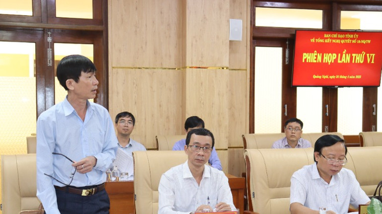 Giám đốc Sở Nội vụ tỉnh Quảng Ngãi Tạ Công Dũng báo cáo các đề án tại phiên họp. Giám đốc Sở Nội vụ tỉnh Quảng Ngãi Tạ Công Dũng báo cáo các đề án tại phiên họp.