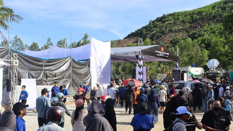 Hàng nghìn người dân đến thắp hương tiễn biệt nguyên Chủ tịch nước Trần Đức Lương.