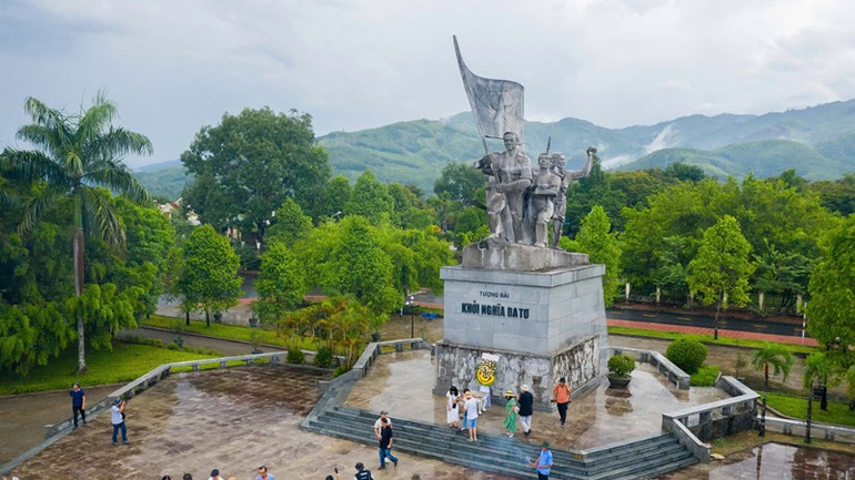 Tượng đài Khởi nghĩa Ba Tơ.