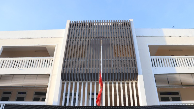 Các cơ quan, công sở trên địa bàn tỉnh Quảng Ngãi treo cờ rủ trong 2 ngày tổ chức Lễ Quốc tang đồng chí Trần Đức Lương.