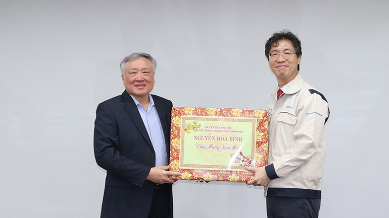 Phó Thủ tướng Thường trực Chính phủ Nguyễn Hòa Bình tặng quà Tết cho Công ty ty trách nhiệm hữu hạn công nghiệp nặng Doosan Việt Nam.