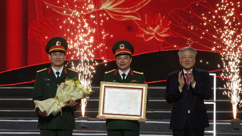 Phó Thủ tướng Thường trực Chính phủ Nguyễn Hòa Bình trao Huân chương Bảo vệ Tổ quốc hạng Nhì cho Bộ Chỉ huy Quân sự tỉnh Quảng Ngãi.