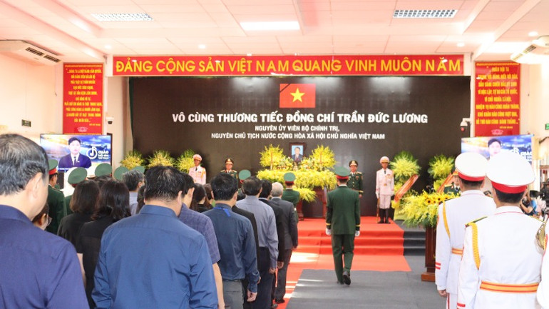 Đông đảo cán bộ và người dân đến viếng nguyên Chủ tịch nước Trần Đức Lương tại Hội trường Nhà khách T50, Bộ Chỉ huy Quân sự tỉnh Quảng Ngãi.