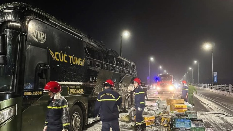 Vụ cháy xe khách gây thiệt hại nặng nề.