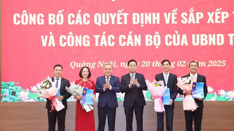 Lãnh đạo tỉnh Quảng Ngãi trao quyết định và tặng hoa chúc mừng tập thể lãnh đạo Sở Nội vụ.