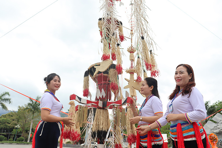 Nghệ thuật trang trí cây nêu được người Co yêu mến, trao truyền, phát triển từ đời này sang đời khác.