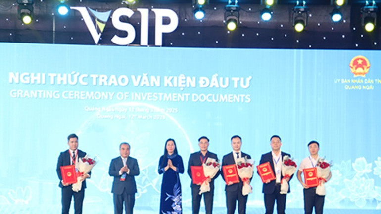 Lãnh đạo tỉnh Quảng Ngãi trao văn kiện đầu tư cho nhà đầu tư của VSIP Quảng Ngãi.