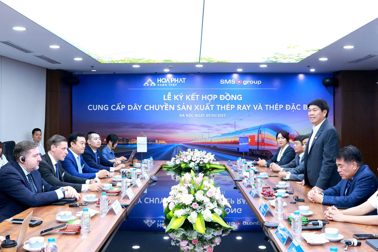 Chủ tịch Hội đồng quản trị Tập đoàn Hòa Phát Trần Đình Long phát biểu tại buổi ký kết.