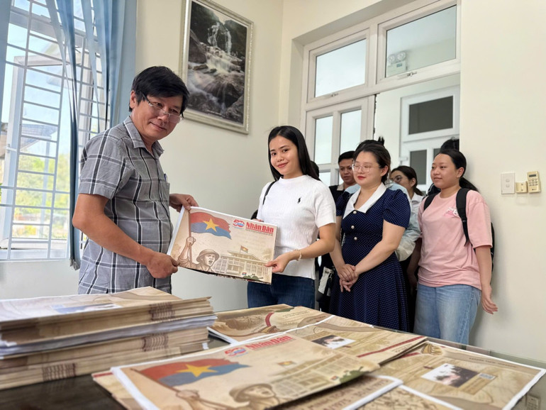 Bạn đọc xếp hàng nhận phụ san đặc biệt của Báo Nhân Dân chào mừng kỷ niệm 50 năm Ngày Giải phóng miền nam, thống nhất đất nước.