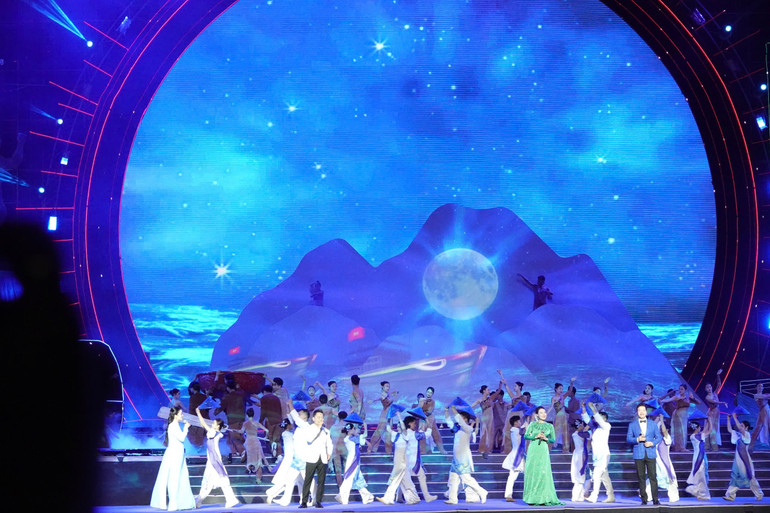 Qua ngôn ngữ nghệ thuật kết hợp giữa truyền thống và hiện đại, chương trình nghệ thuật đem lại nhiều cảm xúc.