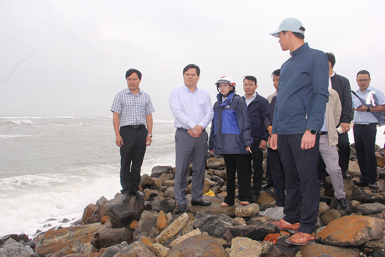Lãnh đạo tỉnh Quảng Ngãi và thành phố Quảng Ngãi kiểm tra hiện trường sạt lở bờ biển ở xã An Phú.